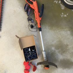 Battery Operated Edger With Extra Batterie And Box Of New Spools 