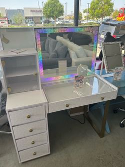 Hello kitty Mirror and vanity new in box