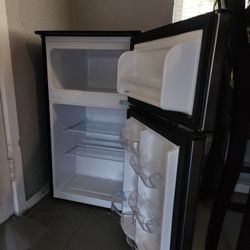 Magic Chef Mini Fridge 