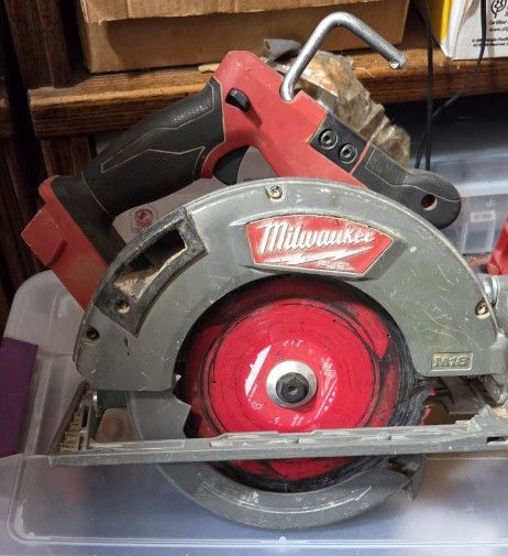 Milwaukee 7 1/4 Saw With Battery