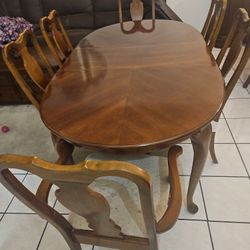  6 Chaires Dining Table In Good Condition Solid Wood 