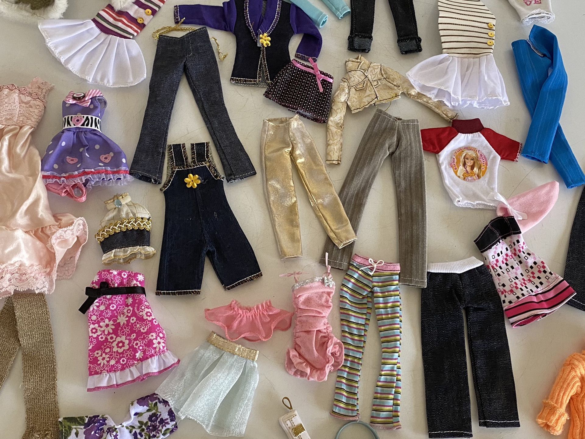 Barbies clothes, over 40 items