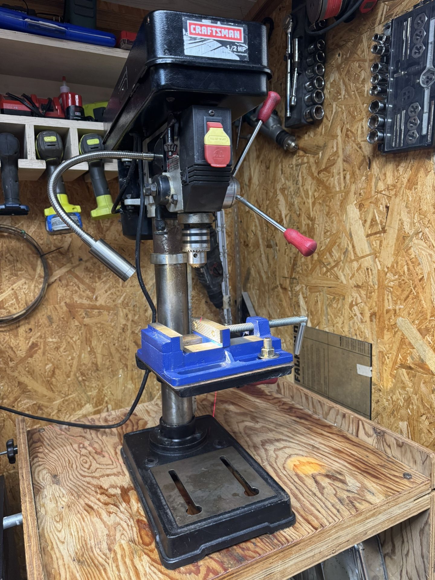 Taladro De Mesa Craftsman 14”, Juego De Brocas , Mordaza De 4” Y Pie De Rey Digital En Pulgadas Y Milímetros.