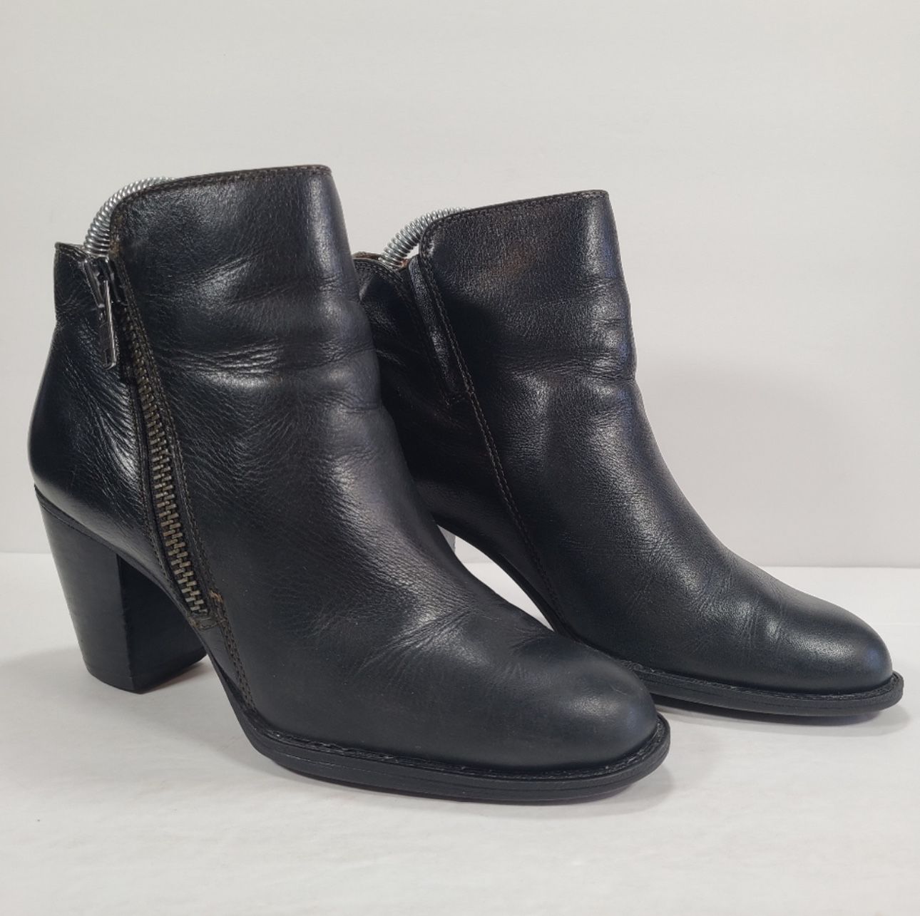 Sofft Wera Black Leather Outside Zip Closure Heeled Ankle Booties Size 6.5