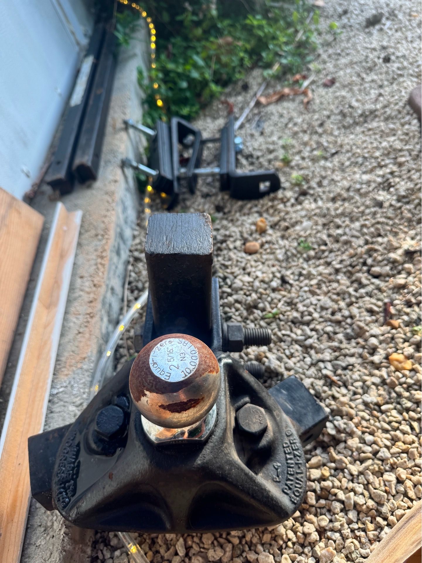 Trailer hitch with sway bars