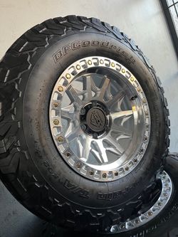 Vendo set de rines nuevos 17x9 de ancho de 6-139.7 lugs con llantas 285/70/R17 Bfgoodrich para carros como tacomas y chevy