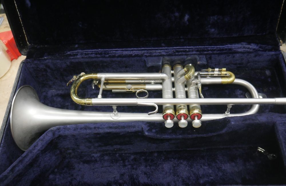 Conn Constellation 38B29 Trumpet WITH CASE NO MOUNT PIECE. USED. TESTED. IN A GOOD WORKING ORDER.