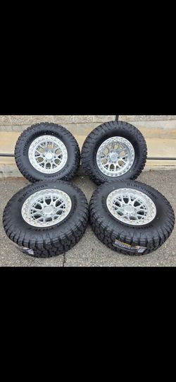 17" LOCK Commando w/ 33" RT tires