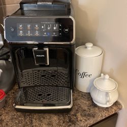 Philips 3200 Series Fully Automatic Espresso Machine - LatteGo Milk Frother & Iced Coffee, 5 Coffee Varieties, Intuitive Touch Display, Black, (EP3241