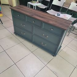 Farmhouse Style 7-Drawer Dresser