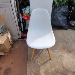 Comfortable White Chair In Great Shape 