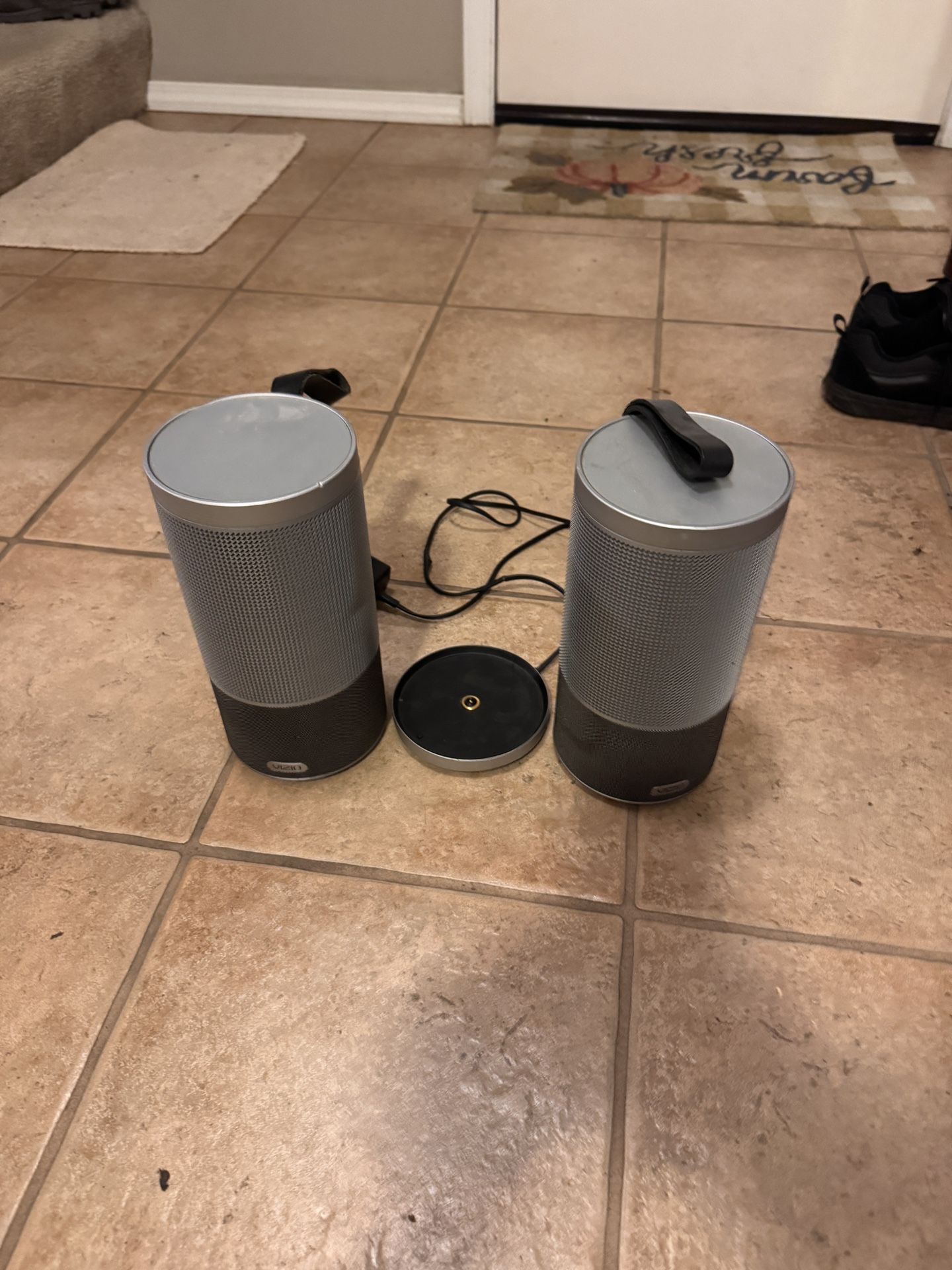 2spekers And One Charger Vizio