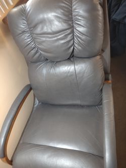 BLACK LEATHER (LIKE?) RECLINER