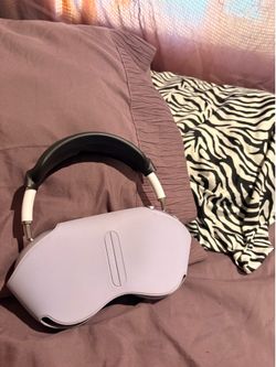 Apple Purple AirPods Max 2