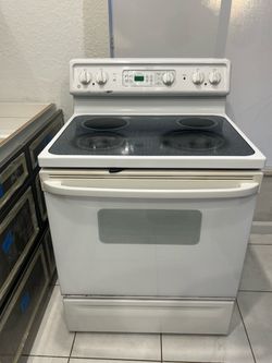 GE Spectra White Electric Range