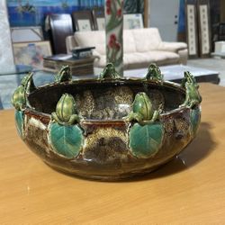 13" Frogs Pot