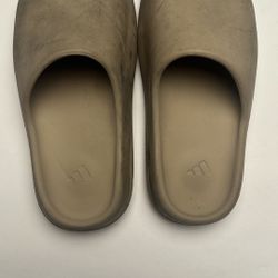 YEEZY SLIDES SIZE 10