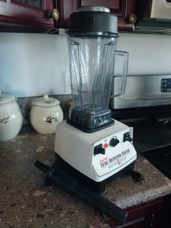 VITAMIX BLENDER IN EXCELLENT CONDITION LIGHTLY USED VERY STRONG