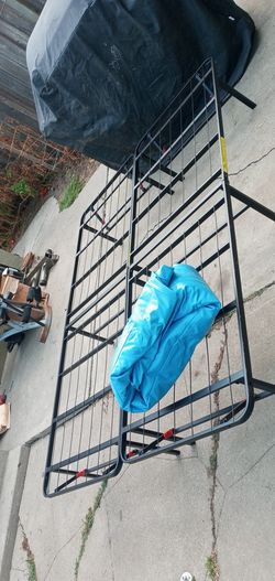Foldable queen bed frame