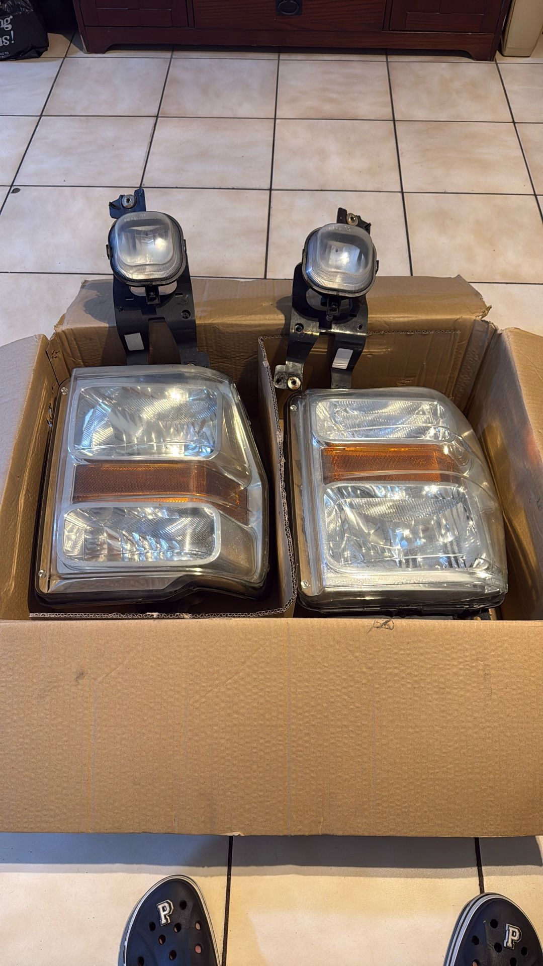 2008 Ford F350 Super Duty headlights