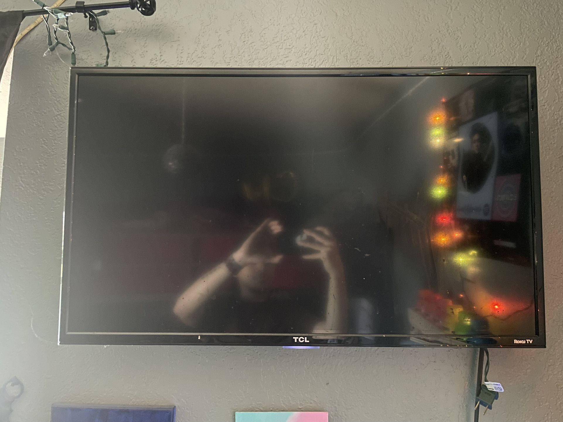 TCL Roku TV 29” with Wall Mount and Remote