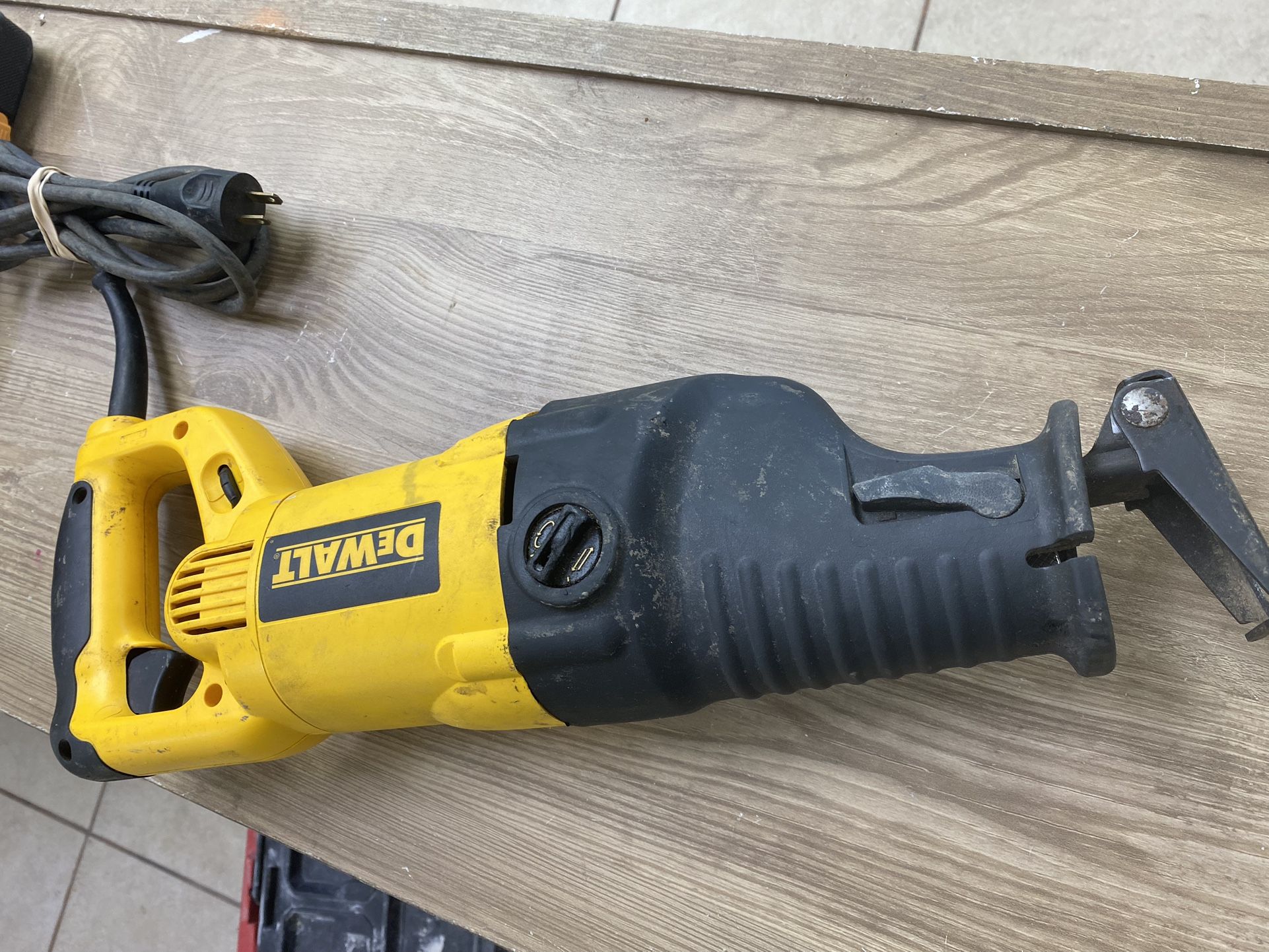 DEWALT DW311 SAWZALL