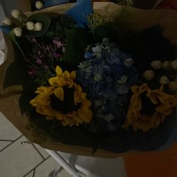 Flores $10  Cada Una  Flowers $10 Each