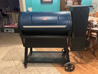 Gravity Fed 980 Wi-Fi Charcoal Grill and Smoker in Blue