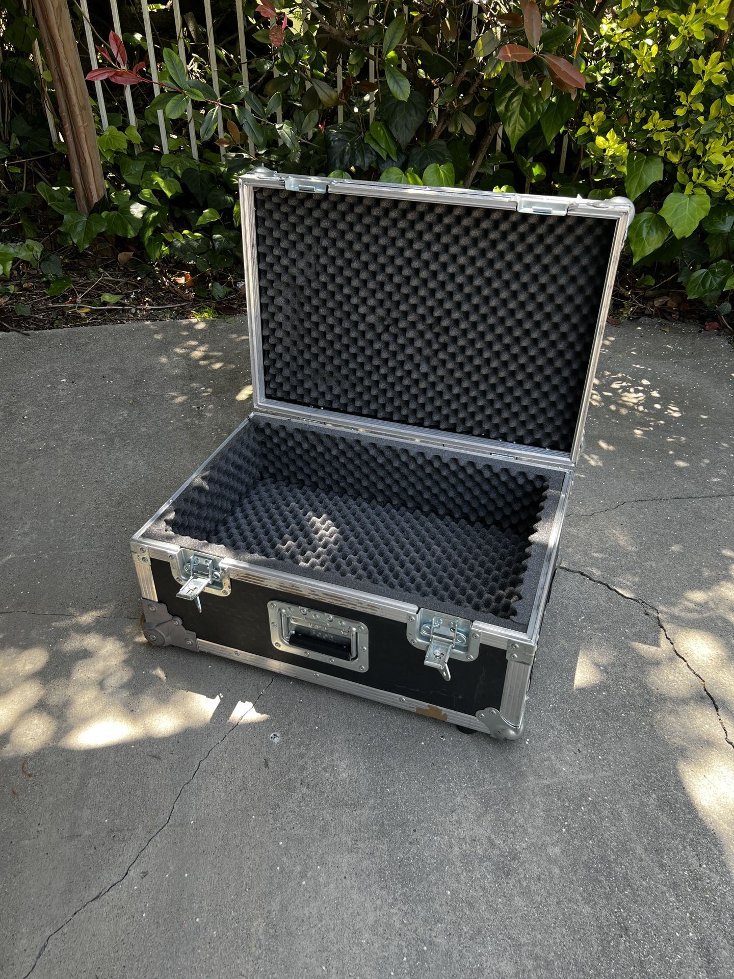 Used Road Case With Handle And Wheels For PC/Electronics Ok