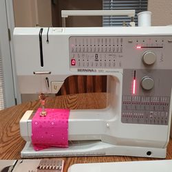 Bernina 1230 sewing machine. Works perfectly. Ready to sew.