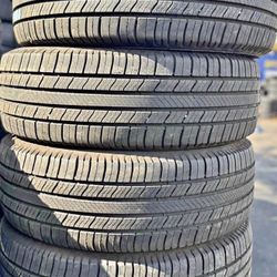 225 60 18 vendo un set de llantas usadas en excelente condición marca Michelin