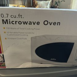 Sunbeam 0.7 cu ft Microwave 