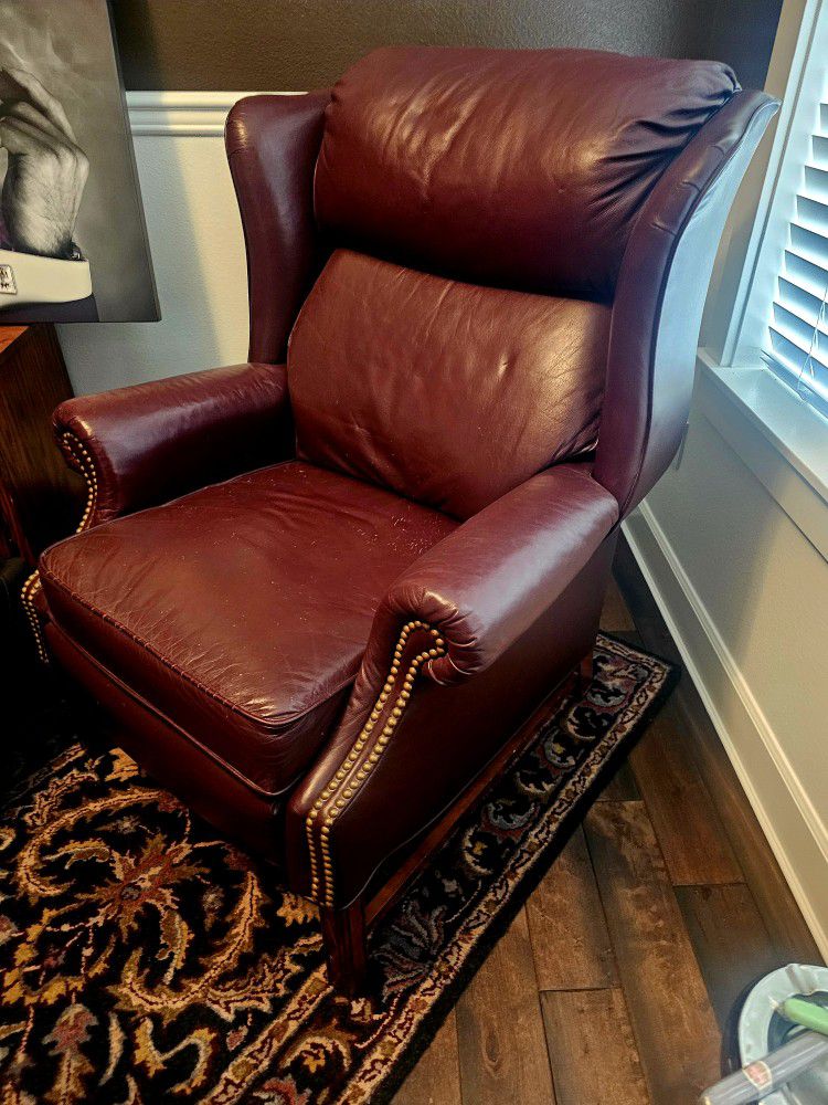 Recliner /  Chair.    FREE. ! 