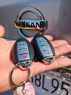 Car Keys And Remotes  / Llaves De Carro Y Controlles