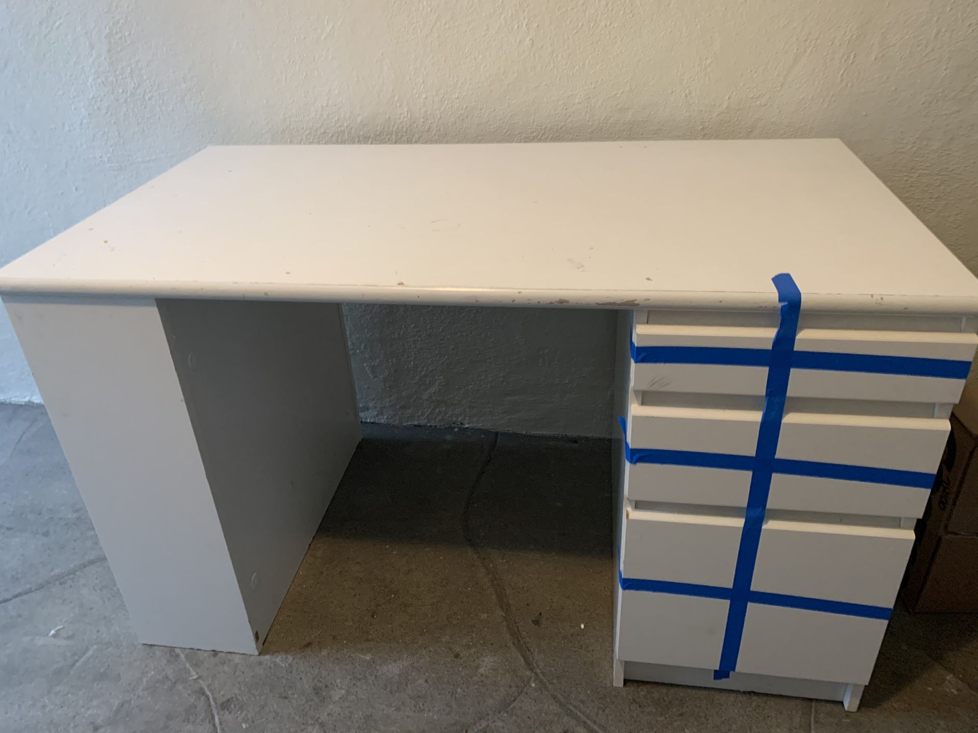 STURDY White desk