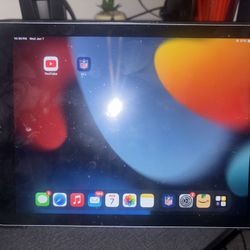 Apple iPad 6th Gen 32GB Wi-Fi – Works Great