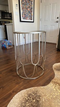 19” round mirrored top side table champagne