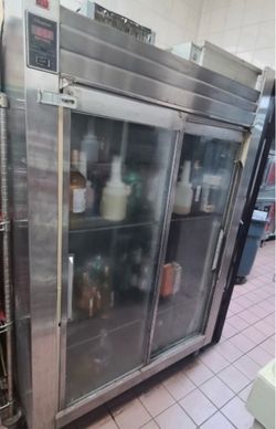 ❄️ TRAULSEN GLASS DOOR COMMERCIAL REFRIGERATOR — $1,000 FIRM ❄️ 💰 RETAIL PRICE: APPROX. $27,770 📍 Okeechobee, Florida 🚚 Delivery Available Within