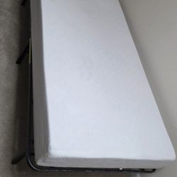 Simmons Memory foam twin mattress very good condition with metal frame