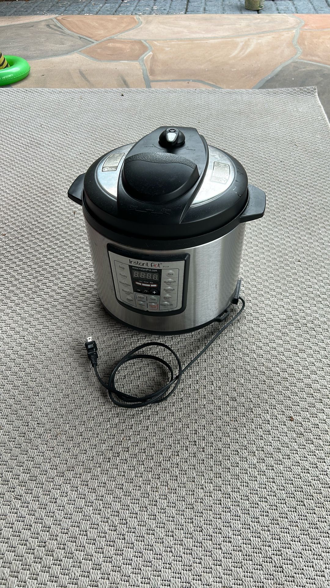 Instant Pot 8-quart electric presssure cooker IP-LUX