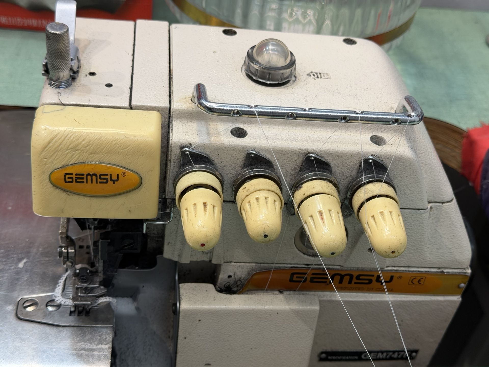 Gemsy 747F Industrial Overlock Sewing Machine With Table
