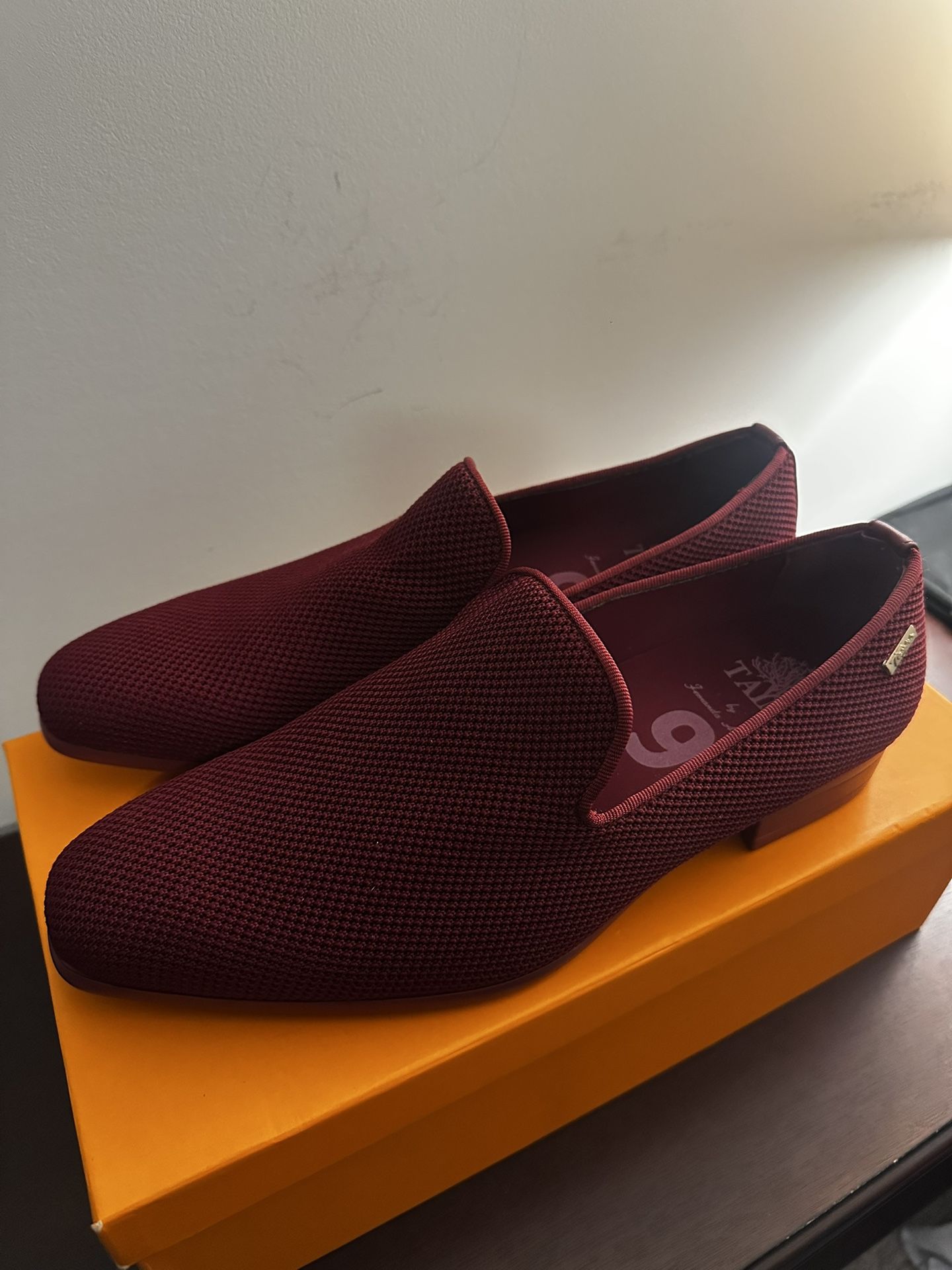 Tayno wine-color dress shoes