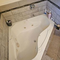 Lasco Bathware Corner Indoor Jacuzzi  Freeeee