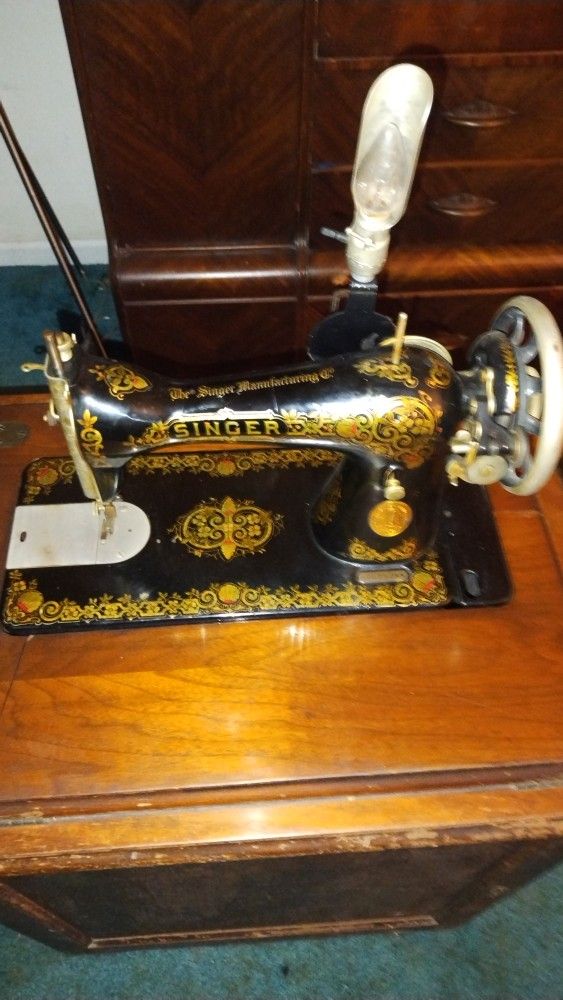 VINTAGE SINGER SEWING MACHINE