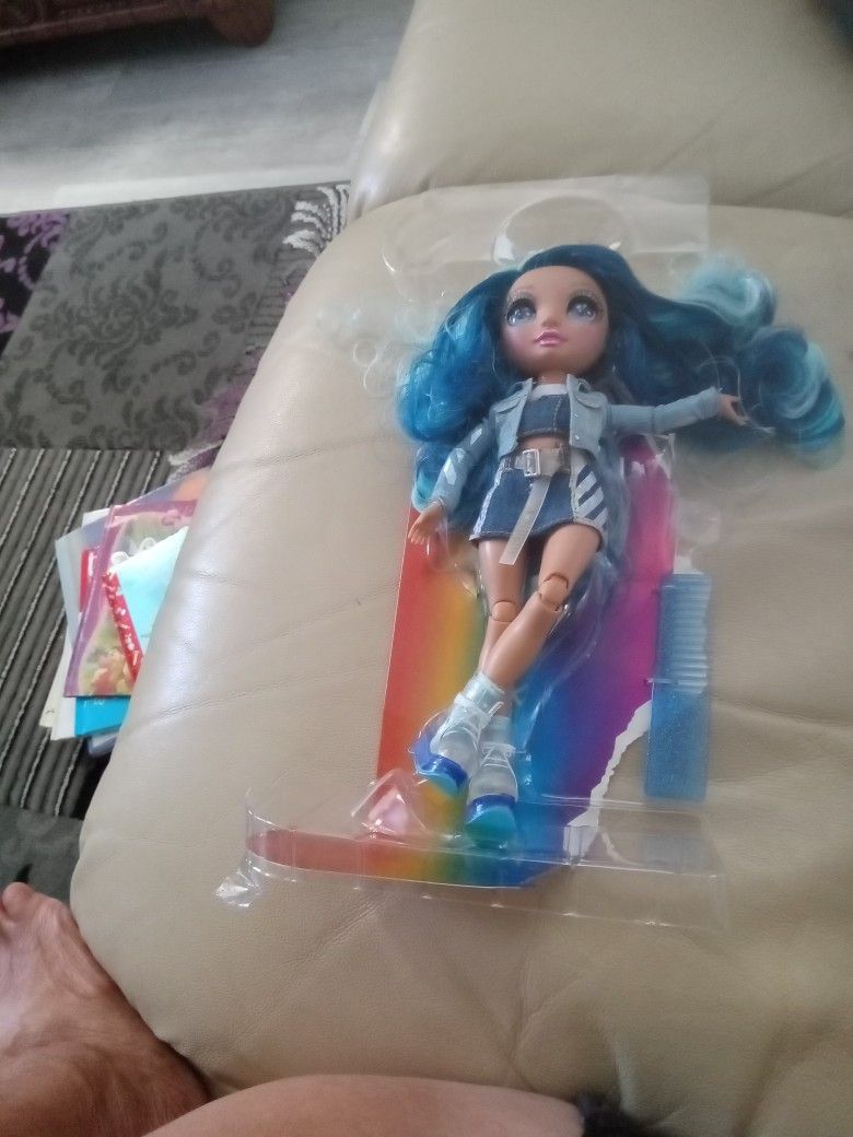 Doll Rainbow High Shy New