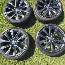 Toyota Wheels & Tires - Factory Lugnuts Included