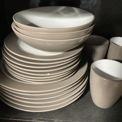 Modern Dinnerware Set – Plates, Bowls & Mugs – Good Condition