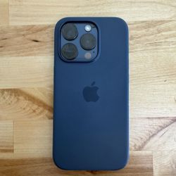 Unlocked iPhone 15 Pro 128GB Blue - Cracked back works like new. 