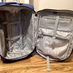 Desley Lightweight Blue Suitcase / Carry On