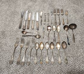 31 pcs. Of Vintage silverplate flatware